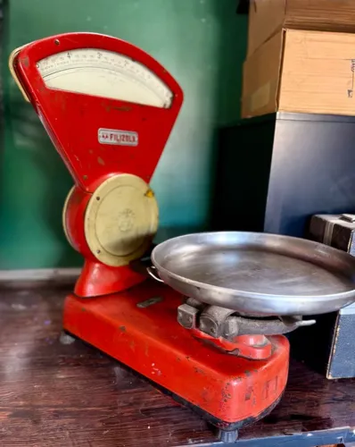balança filizola, original, em metal, na clássica cor vermelha.