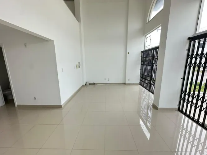 Locação | Loja Comercial com Mezanino em Barreiros, São Jose.