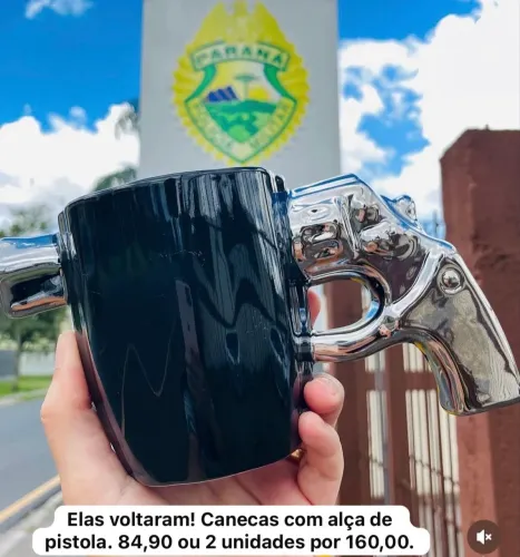 Caneca com alça em forma de revólver 