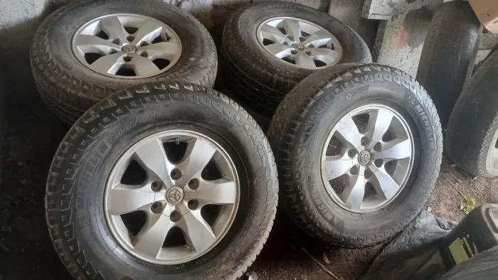 Vendo RODAS PICK UP  em excelente estado, ORIGINAIS SEM REPAROS , DOIS JOGOS DE RODAS .