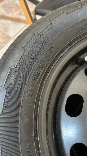 Pneus com jantes de ferro novos.