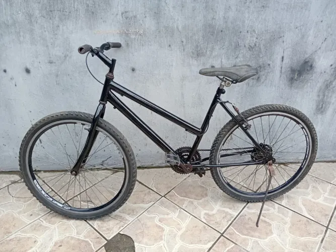Vendo bicicleta aro 26 boa só anda por 180 reais. 