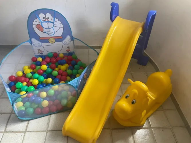 Kit com escorrega, gangorra e piscina de bolinhas.