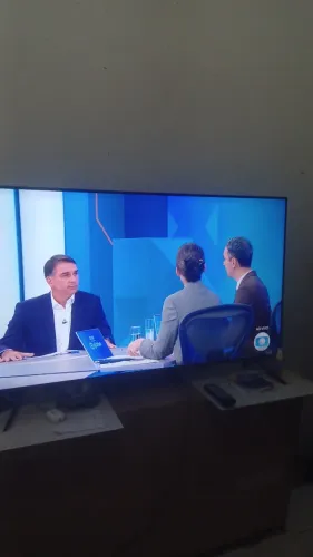 Uma TV de 50 polegada e uma torre de som, o som no valor de 1,100.00 TV 2,100.00