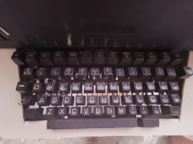 Máquina de escrever (antiga semi nova)