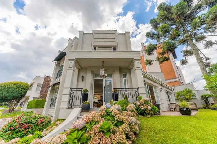 Casa em Condomínio no Centralville Residences, 03 Suítes, 04 Vagas, Elevador, Mercês, Curi
