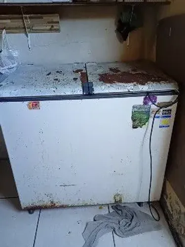 VENDE-SE FREEZER EM BOM ESTADO SEM NENHUM TIPO DE DEFEITO 