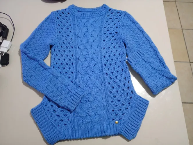 Suéter de tricô azul novo