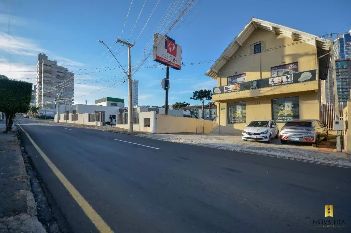 Casa residencial / comercial com edícula e amplo estacionamento em localização central de