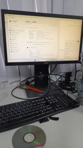 Monitor Dell 20 polegadas, com ajuste de regulagem.