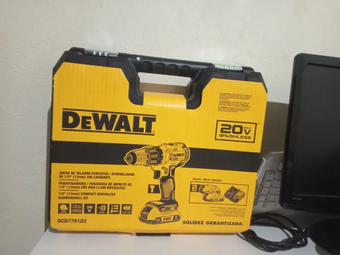 Furadeira e parafusadeira de impacto Dewalt