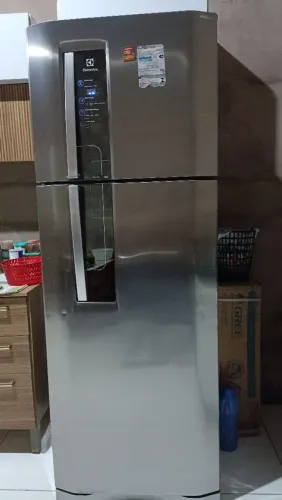 Vende-se geladeira, valor 1.500, contato * falar com Erika,