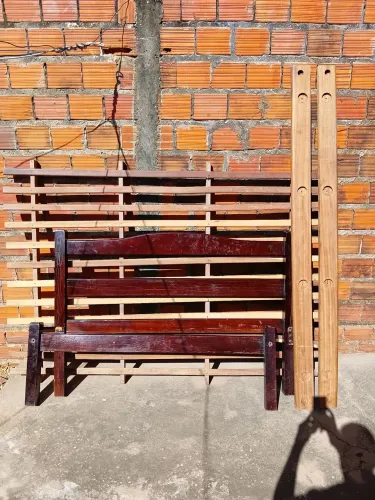 Cama de madeira maciça.