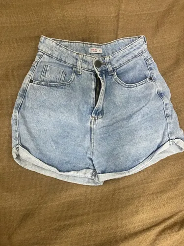 Shorts jeans, tamanho 36, barra dobrada, usado porém em bom estado