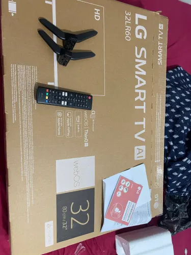 Tv LG 32 polegadas em ótimo estado, nenhum detalhe caixa controle e pezinhos 
