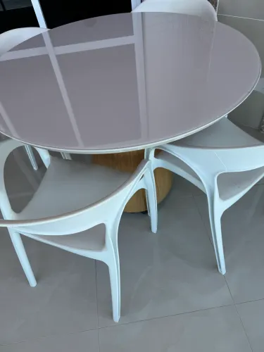 Conjunto de mesa com cadeiras!