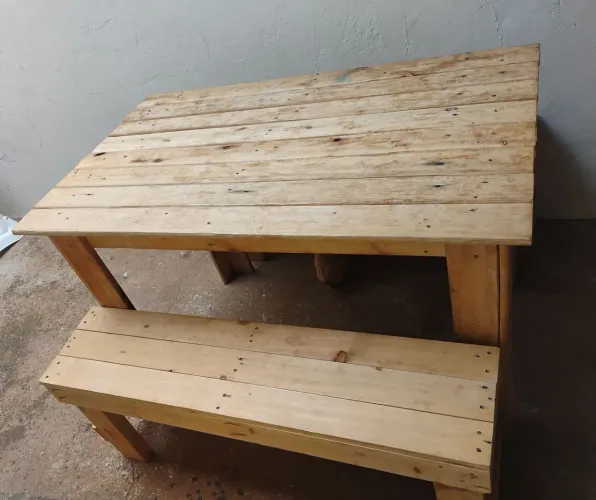 Mesa com bancos 