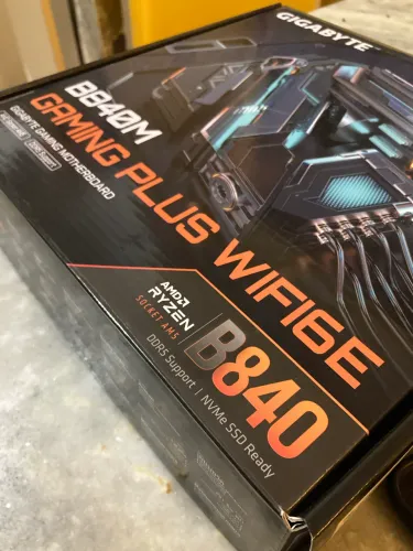 [LIQUIDAÇÃO DF] Placa-Mãe Gigabyte B840M Wi-Fi 6E AM5 (NOVA / GARANTIA / NF)