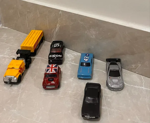 Hot wheels pack com 5 carrinhos reais e 1 caminhão original
