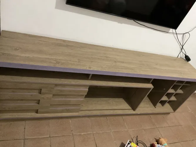 rack para TV com acabamento amadeirado