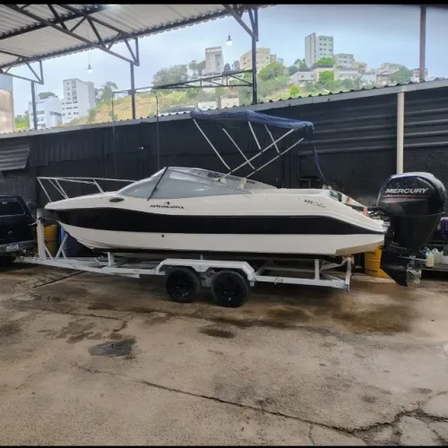 VENDE-SE LANCHA CABINADA COM MOTOR MERCURY 150 HP