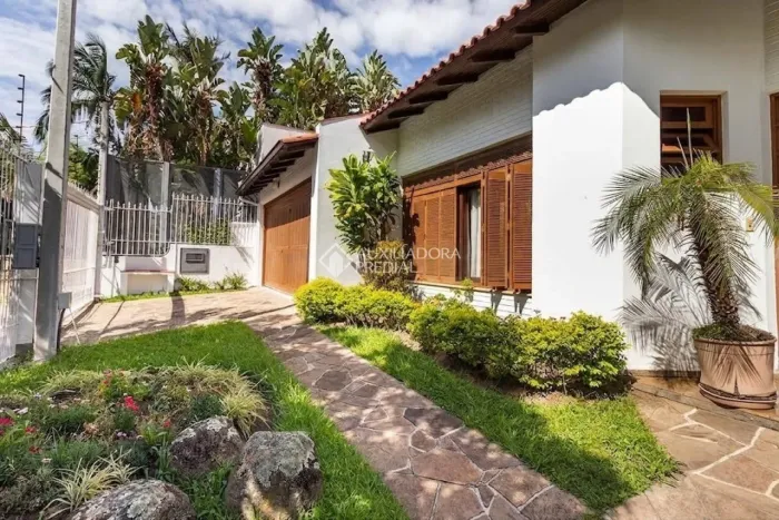 RESIDÊNCIA CLÁSSICA EM UMA DAS MELHORES RUAS DO BAIRRO JARDIM LINDÓIA!