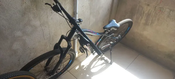 Bicicleta com péde descanso incluso colli Aro 29 Paris freio a disco Cor preto