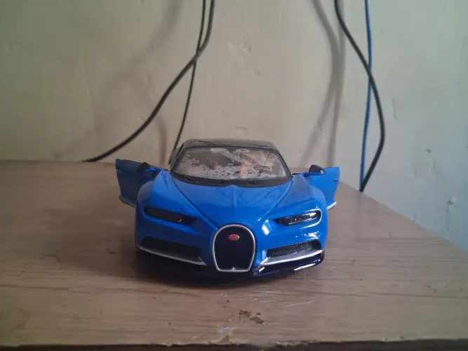 Miniatura Bugatti Chiron 1:24 em perfeito estado