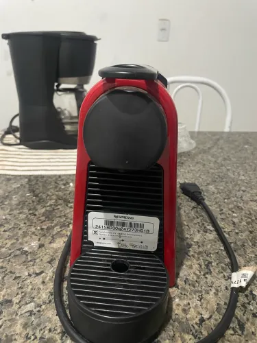 Cafeteira Nespresso Vermelha - Pouco uso - Excelente estado