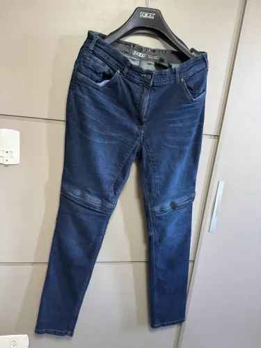 Calça jeans motociclista feminina