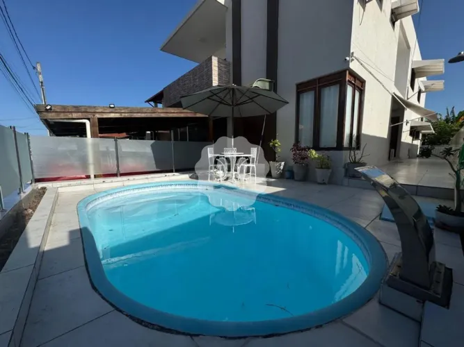 Casa em condomínio, 320m² com 3 suítes + dce.