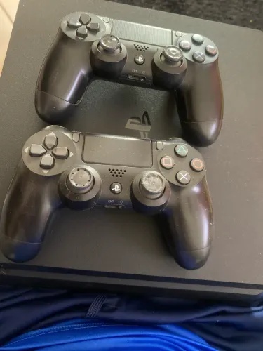 Oportunidade ps4 novinho com duas manetes .