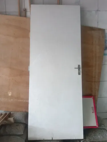 Porta usada 130,00 vai com dobradiças e fechadura. N acompanha a forra ? 80x210