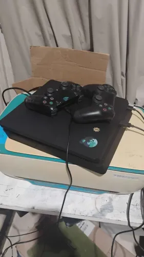 Ps4 slim + 2 controles