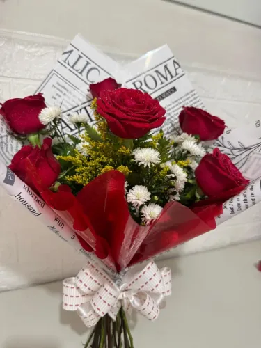 Buquê de flores com 6 rosas
