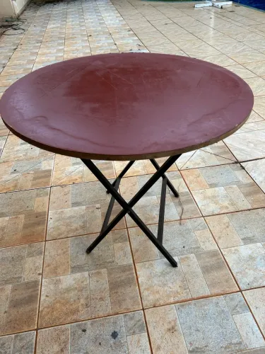 Mesa com tampo de mdf e pés de ferro