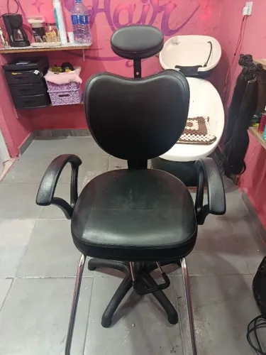 Cadeira de salão semi nova