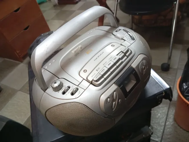 Som rádio retro. Só funciona o rádio. Para decoração.
