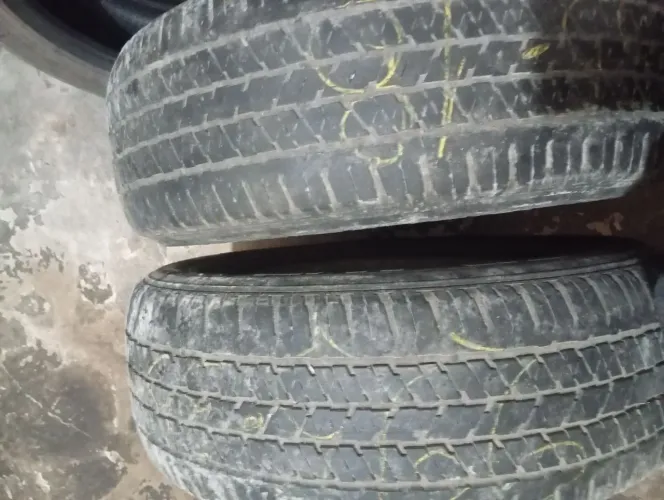 Vendo 02 pneus 225/55 aro 18.