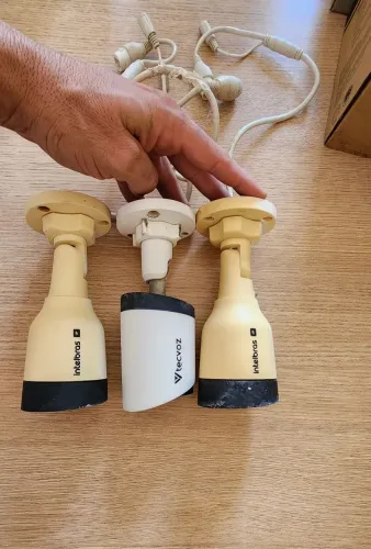 Kit 03 câmeras IP, sendo 02 Intelbras e 01 Tecvoz