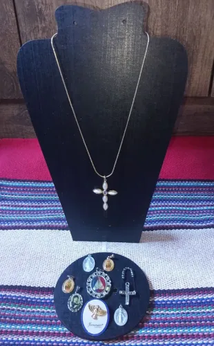 Cordão e pingente cruz, sete pingentes e um broche religiosos