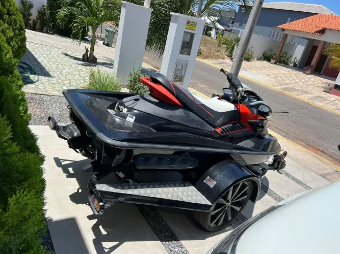 VENDO JET SKI SEA-DOO RXP-X 255 ?