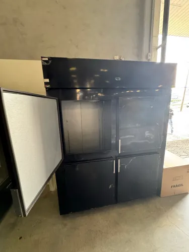 Geladeira para cervejas 4 portas 2030 litros com prateleiras inox