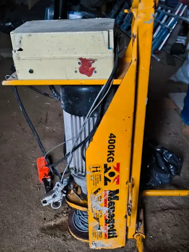 Guincho de Coluna Elétrico Menegotti 400 kg - Usado