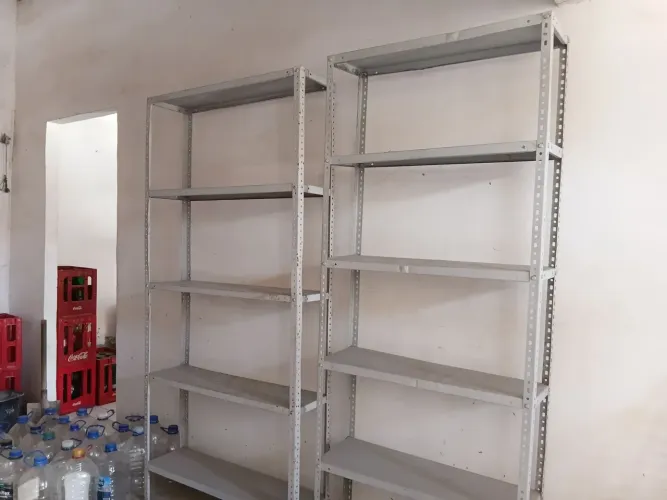Vende-se duas prateleiras