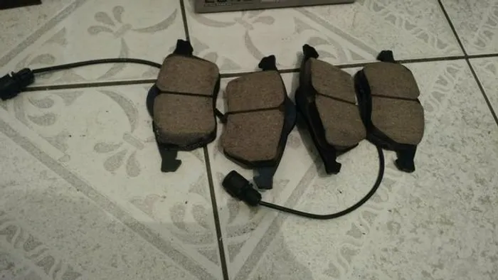 Pastilhas de freio Audi A4 com sensor (EUR555)