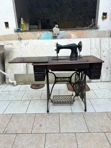 Máquina De Costura Singer Com Gabinete