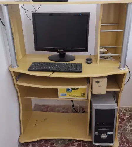 Computador usado com móvel incluso