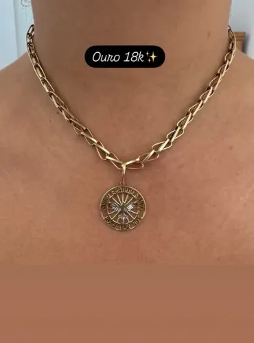 Colar com pingente de pomba em ouro 18k