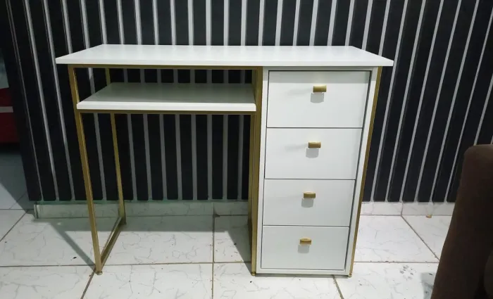 Mesa para manicure com Metalon 